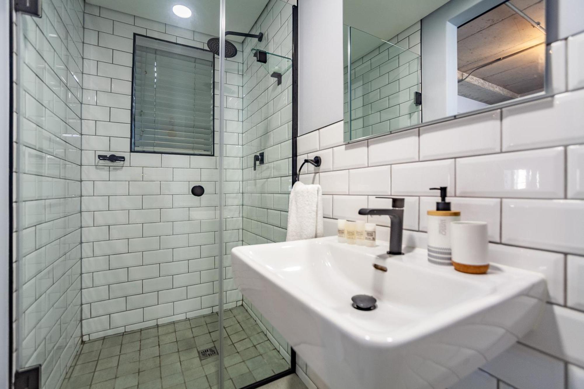Chic Warehouse Style 1 Bedroom, Blouberg Beachfront, 14 Manhattan *