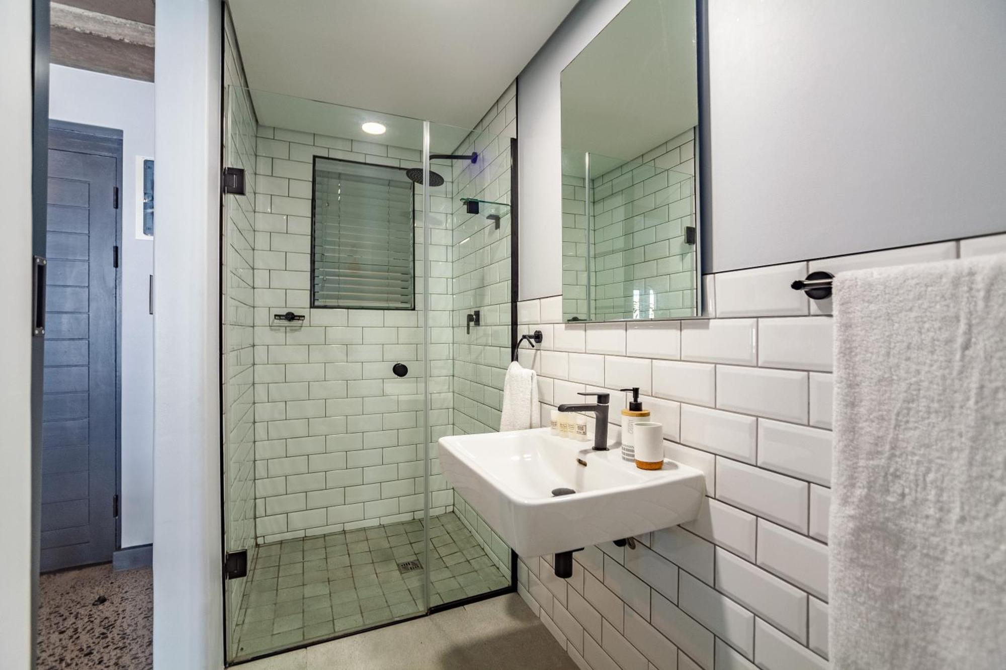 Chic Warehouse Style 1 Bedroom, Blouberg Beachfront, 14 Manhattan * Cape Town