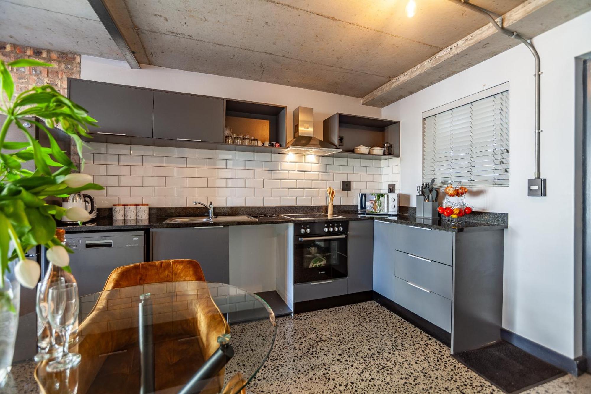 Chic Warehouse Style 1 Bedroom, Blouberg Beachfront, 14 Manhattan *